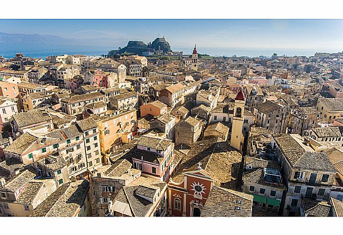 Corfu Old Town . - Bougainvillea . (Galerie de photos) }}