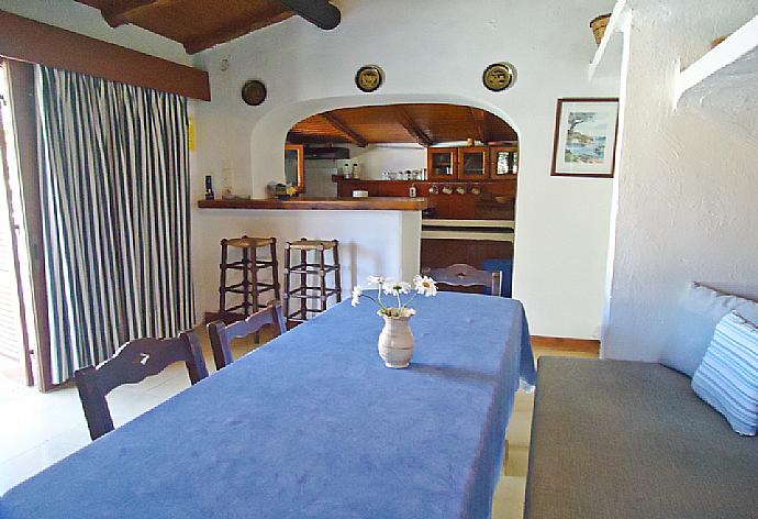 Living and dining area with terrace access . - Fishermans Cottage . (Galleria fotografica) }}