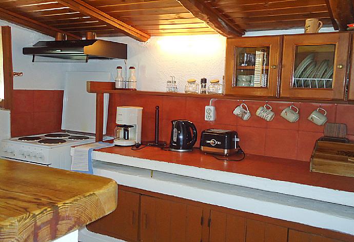 Equipped kitchen with breakfast bar . - Fishermans Cottage . (Fotogalerie) }}
