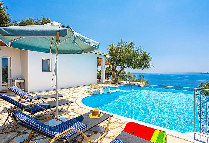 ,Beautiful villa with private infinity pool and terrace with sea views . - Persephone . (Fotogalerie) }}