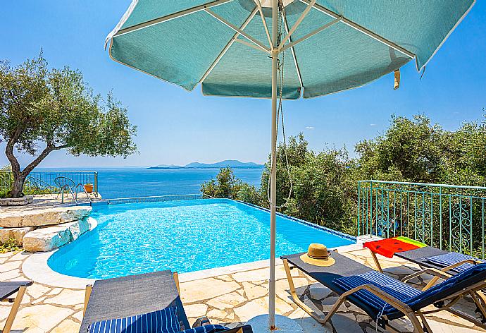 Private infinity pool and terrace with sea views . - Persephone . (Galerie de photos) }}