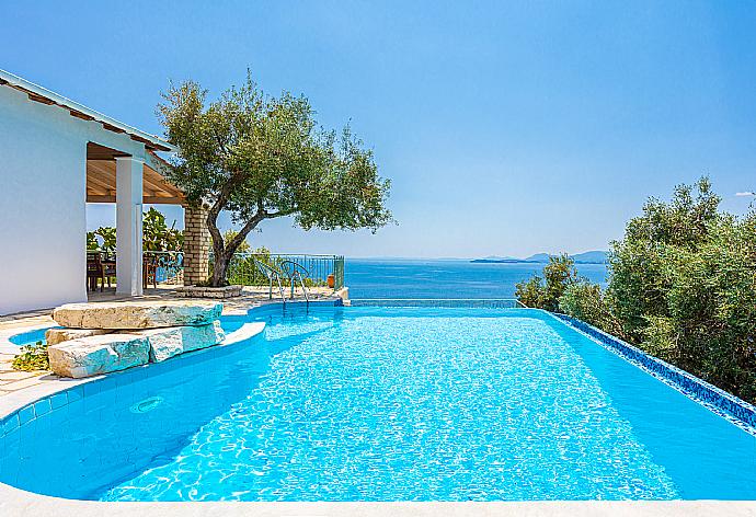 Private infinity pool and terrace with sea views . - Persephone . (Galleria fotografica) }}