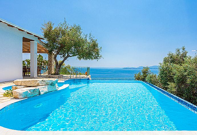 Private infinity pool and terrace with sea views . - Persephone . (Galerie de photos) }}