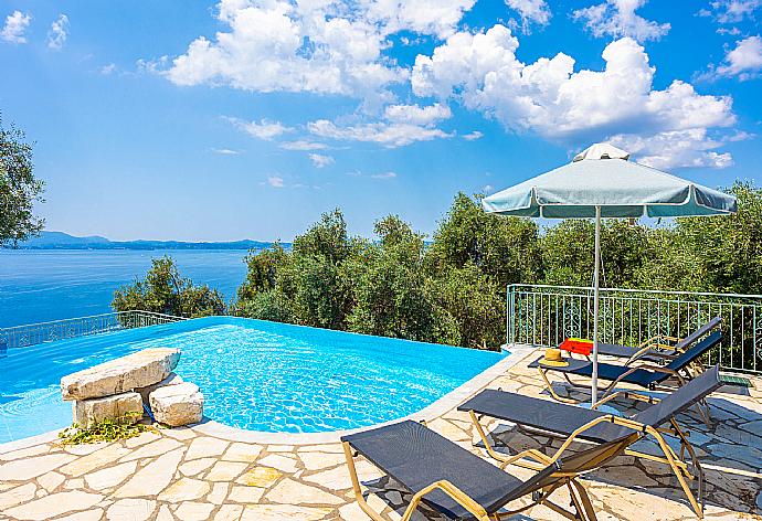 Private infinity pool and terrace with sea views . - Persephone . (Fotogalerie) }}