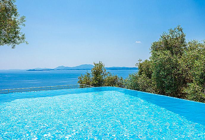 Private infinity pool and terrace with sea views . - Persephone . (Galerie de photos) }}