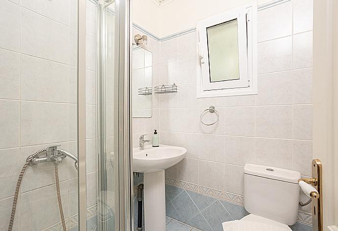 En suite bathroom with shower . - Persephone . (Галерея фотографий) }}