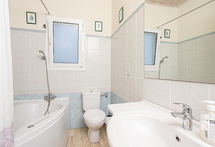 En suite bathroom with bath and shower . - Persephone . (Galleria fotografica) }}