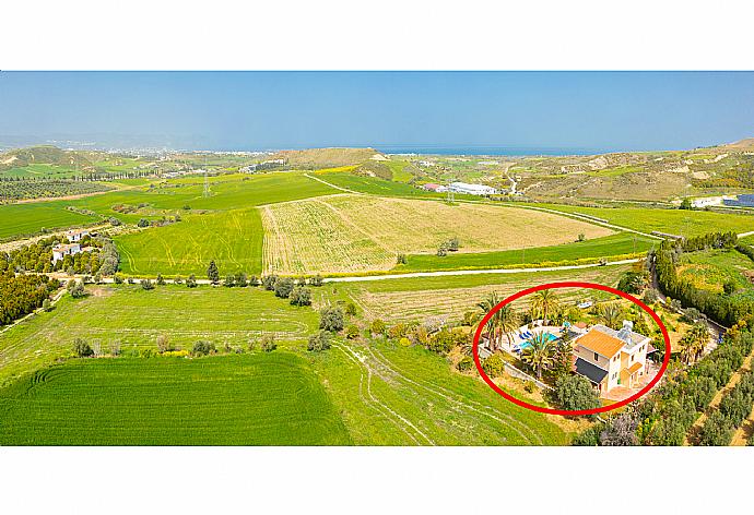 Aerial view showing location of Villa Noni . - Villa Noni . (Galerie de photos) }}