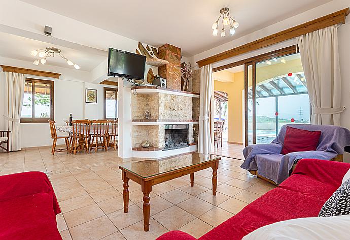 Open-plan living room with sofas, dining area, kitchen, ornamental fireplace, WiFi internet, and satellite TV . - Villa Noni . (Galleria fotografica) }}