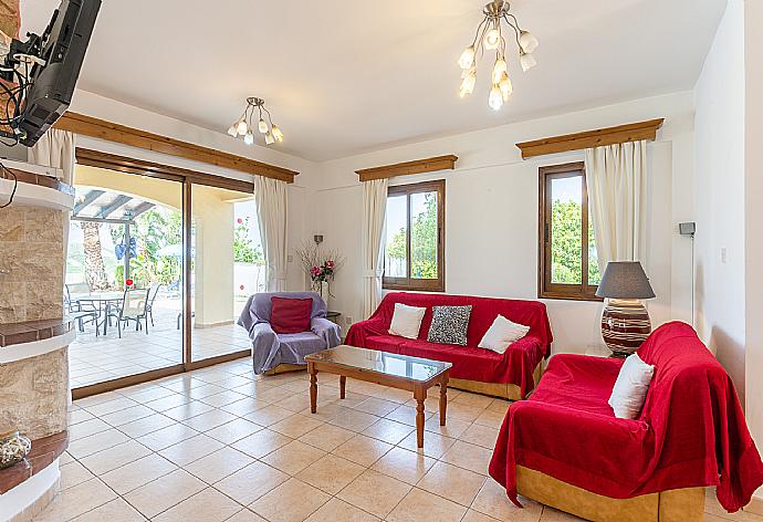 Open-plan living room with sofas, dining area, kitchen, ornamental fireplace, WiFi internet, and satellite TV . - Villa Noni . (Fotogalerie) }}