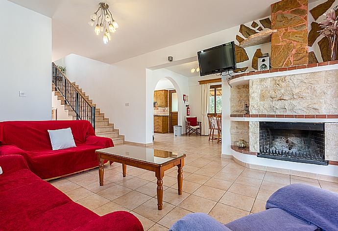 Open-plan living room with sofas, dining area, kitchen, ornamental fireplace, WiFi internet, and satellite TV . - Villa Noni . (Fotogalerie) }}