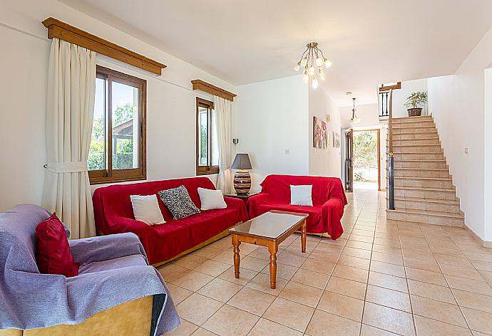 Open-plan living room with sofas, dining area, kitchen, ornamental fireplace, WiFi internet, and satellite TV . - Villa Noni . (Fotogalerie) }}