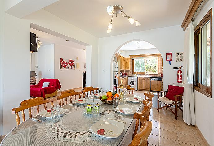 Open-plan living room with sofas, dining area, kitchen, ornamental fireplace, WiFi internet, and satellite TV . - Villa Noni . (Fotogalerie) }}