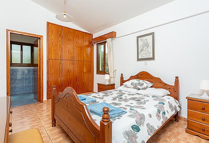 Double bedroom with en suite bathroom, A/C, and upper terrace access . - Villa Noni . (Galerie de photos) }}