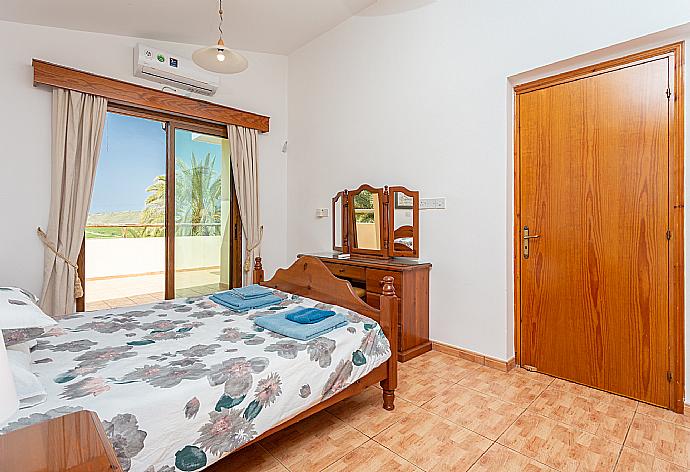 Double bedroom with en suite bathroom, A/C, and upper terrace access . - Villa Noni . (Galleria fotografica) }}