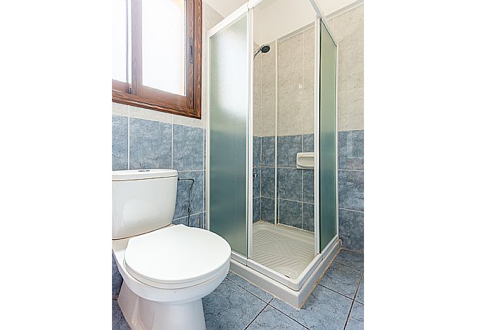 En suite bathroom with shower . - Villa Noni . (Galleria fotografica) }}