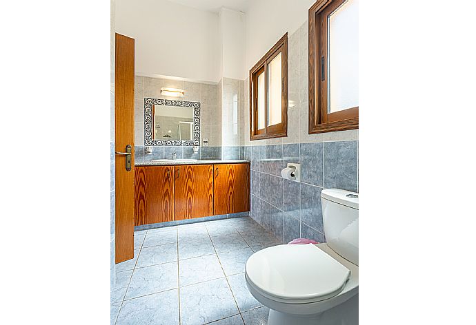 En suite bathroom with shower . - Villa Noni . (Galleria fotografica) }}