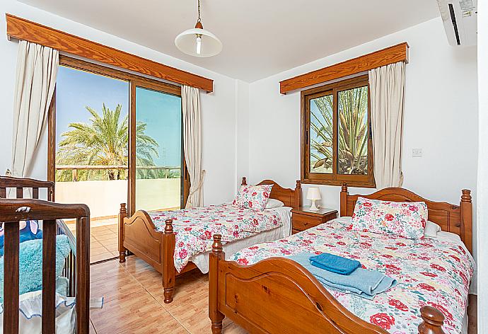 Twin bedroom with en suite bathroom, A/C, and upper terrace access . - Villa Noni . (Fotogalerie) }}