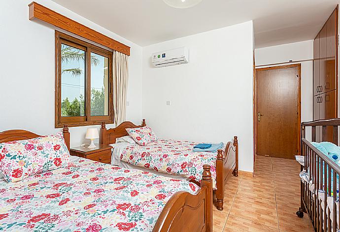 Twin bedroom with en suite bathroom, A/C, and upper terrace access . - Villa Noni . (Photo Gallery) }}