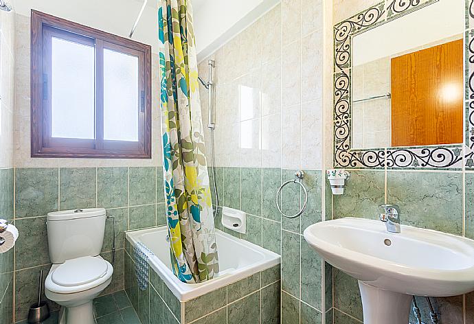 En suite bathroom with bath and shower . - Villa Noni . (Галерея фотографий) }}