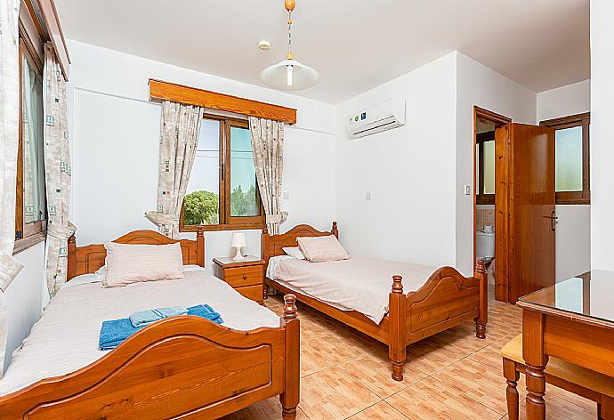 Twin bedroom with en suite bathroom and A/C . - Villa Noni . (Галерея фотографий) }}