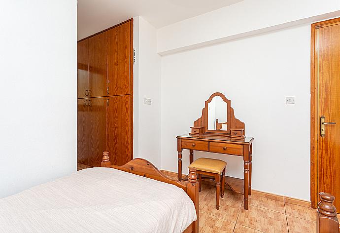 Twin bedroom with en suite bathroom and A/C . - Villa Noni . (Photo Gallery) }}