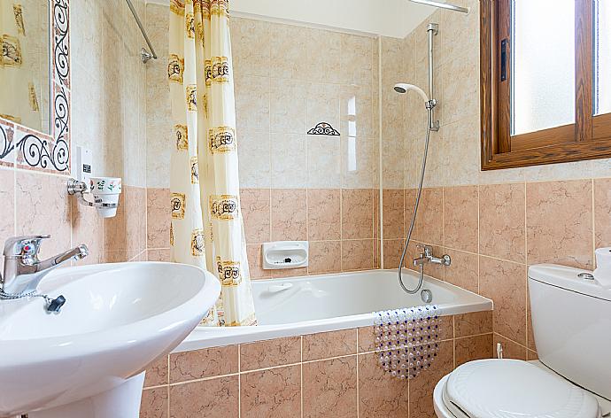 En suite bathroom with bath and shower . - Villa Noni . (Galleria fotografica) }}