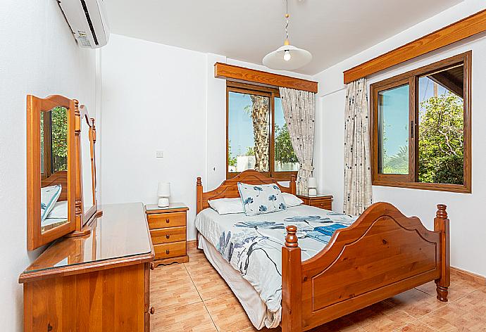 Double bedroom with A/C . - Villa Noni . (Galería de imágenes) }}