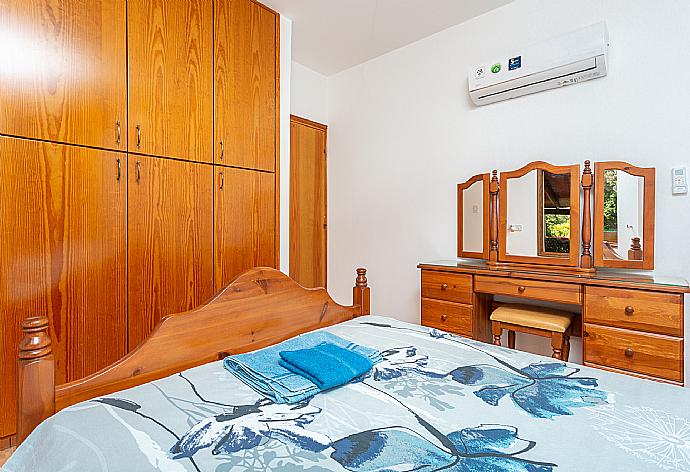 Double bedroom with A/C . - Villa Noni . (Galería de imágenes) }}