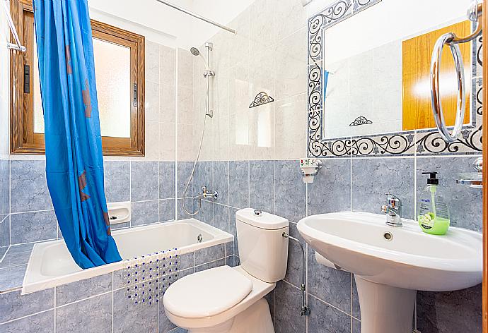 Family bathroom with bath and shower . - Villa Noni . (Fotogalerie) }}