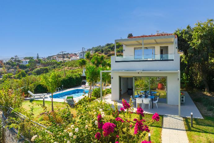 Beautiful villa with private pool, terrace, and garden with sea views . - Villa Michalis . (Galería de imágenes) }}