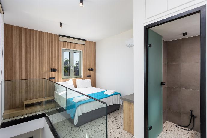 Double bedroom with en suite bathroom, A/C, TV, and sea views . - Villa Michalis . (Galleria fotografica) }}