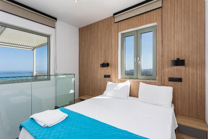 Double bedroom with en suite bathroom, A/C, TV, and sea views . - Villa Michalis . (Photo Gallery) }}