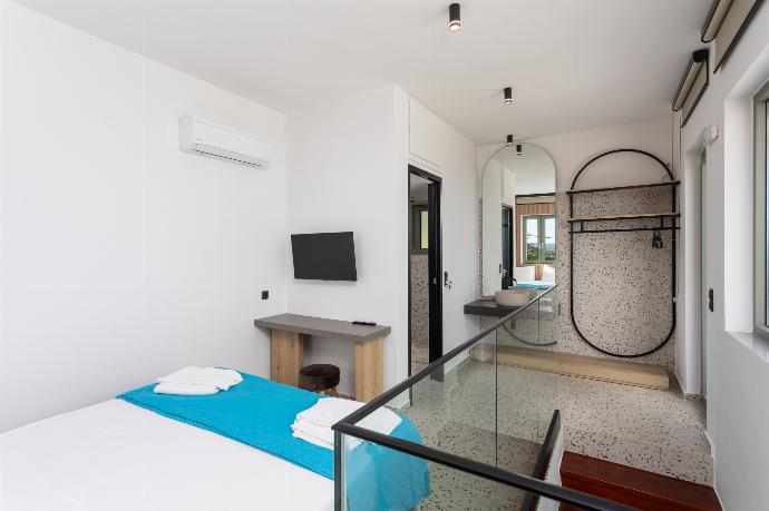 Double bedroom with en suite bathroom, A/C, TV, and sea views . - Villa Michalis . (Галерея фотографий) }}