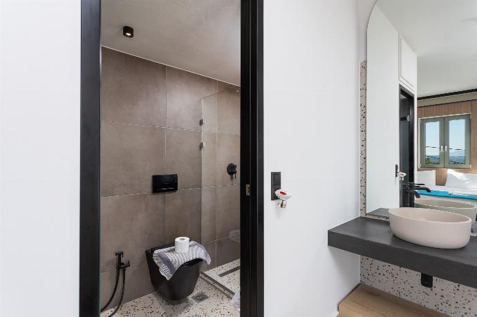 En suite bathroom with shower . - Villa Michalis . (Galería de imágenes) }}