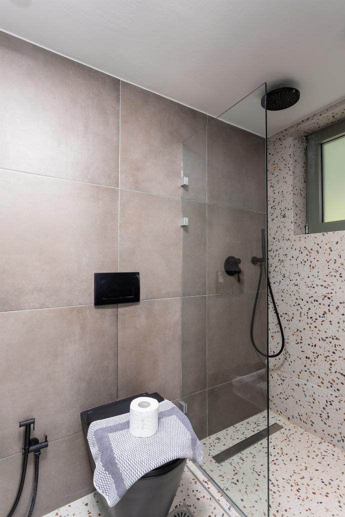 En suite bathroom with shower . - Villa Michalis . (Galerie de photos) }}