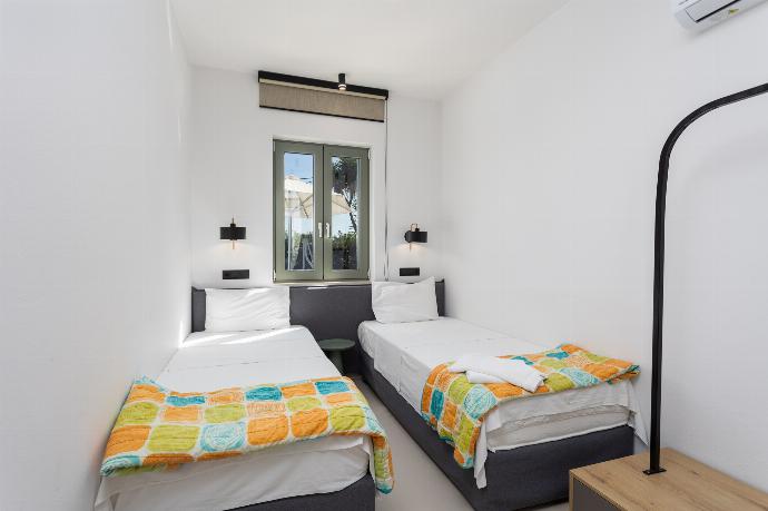 Twin bedroom with en suite bathroom, A/C, and TV . - Villa Michalis . (Галерея фотографий) }}