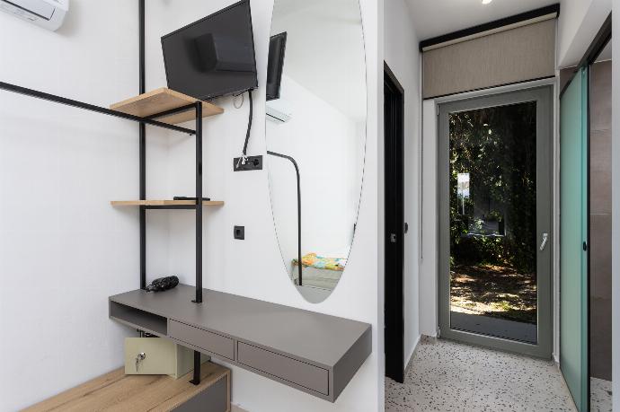 Twin bedroom with en suite bathroom, A/C, and TV . - Villa Michalis . (Fotogalerie) }}