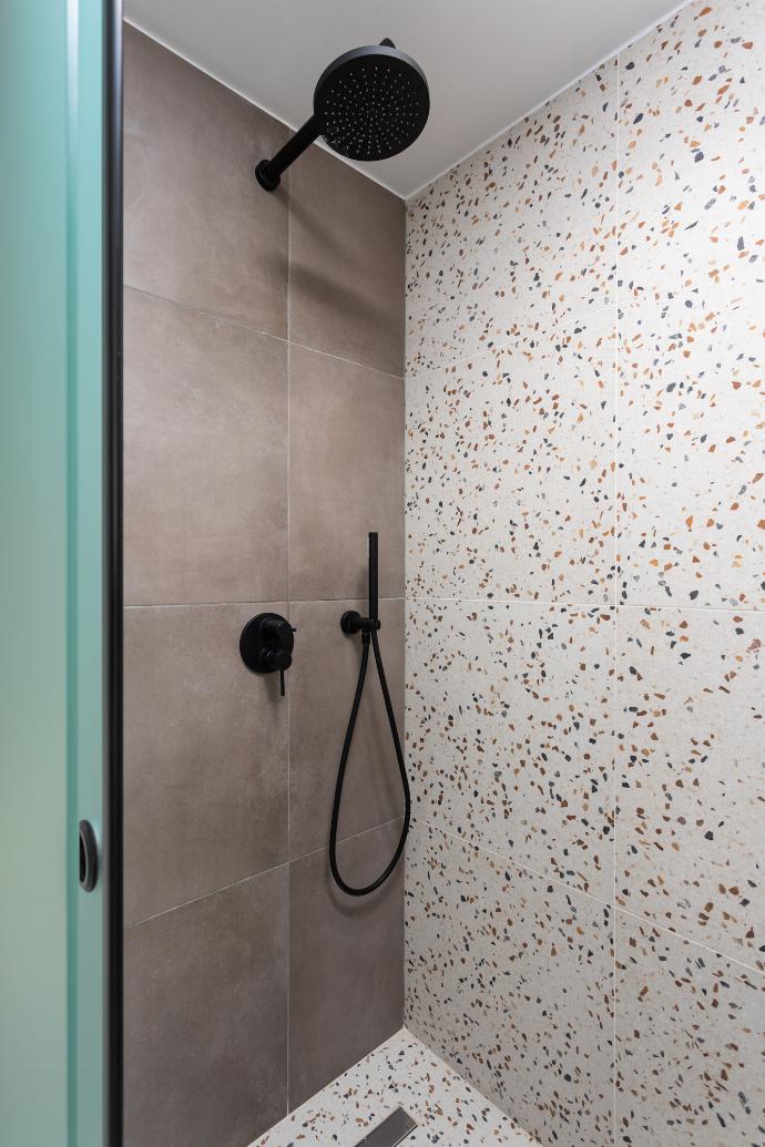 En suite bathroom with shower . - Villa Michalis . (Galerie de photos) }}