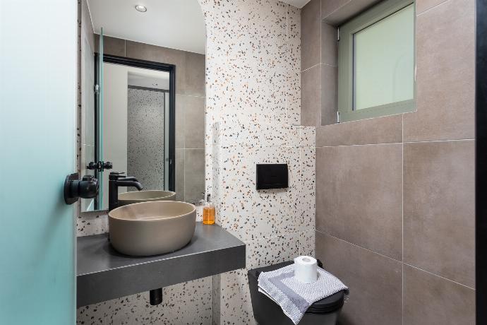 En suite bathroom with shower . - Villa Michalis . (Галерея фотографий) }}