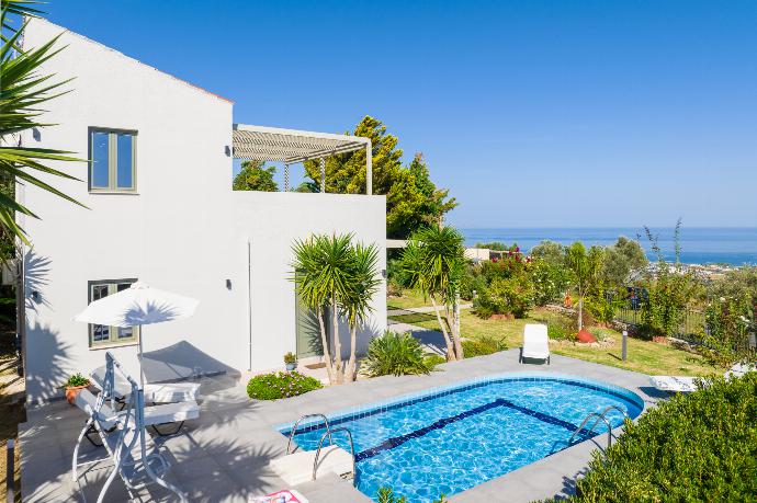 Beautiful villa with private pool, terrace, and garden with sea views . - Villa Michalis . (Galería de imágenes) }}