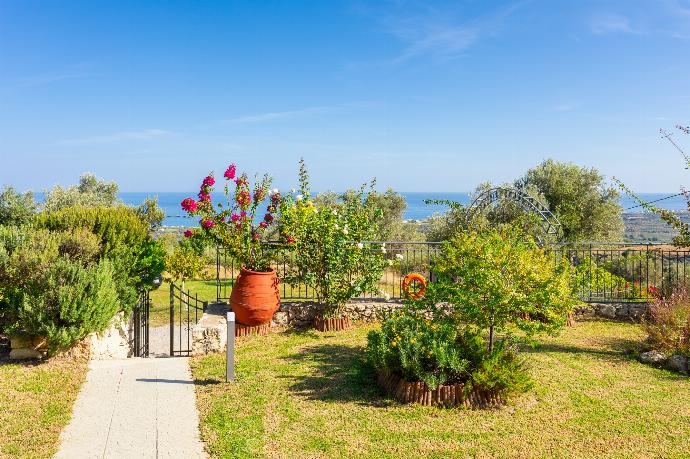 Garden area . - Villa Michalis . (Galerie de photos) }}