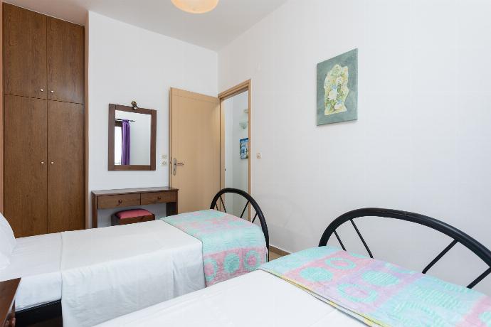 Twin bedroom with A/C and sea views  . - Villa Spiridoula . (Галерея фотографий) }}