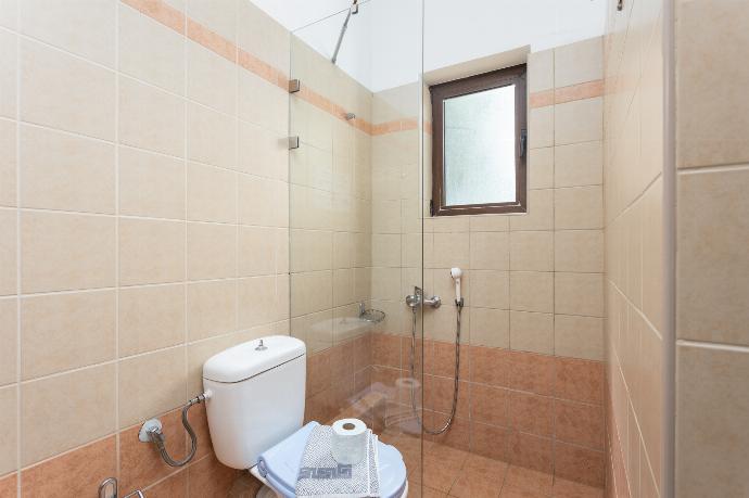 Family bathroom with shower . - Villa Spiridoula . (Fotogalerie) }}