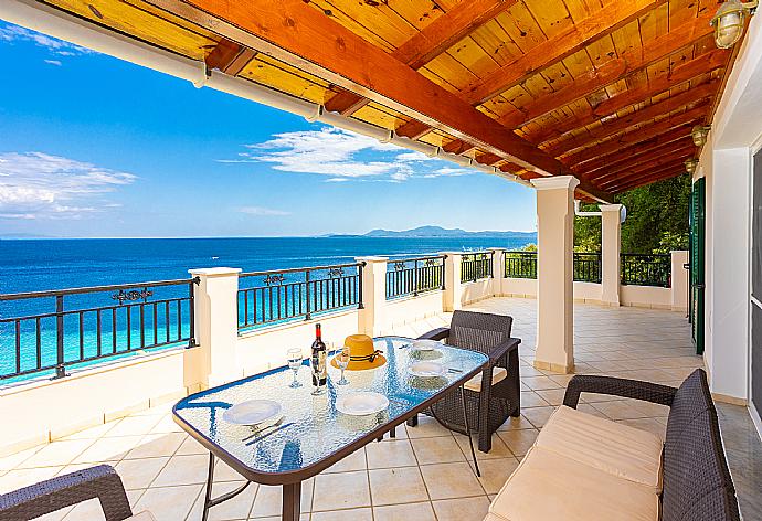 Upper sheltered terrace area with panoramic sea views . - Villa Kerkyroula . (Галерея фотографий) }}