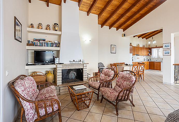 Open-plan living room with sofas, dining area, kitchen, ornamental fireplace, WiFi internet, satellite TV, and sea views . - Villa Kerkyroula . (Galleria fotografica) }}