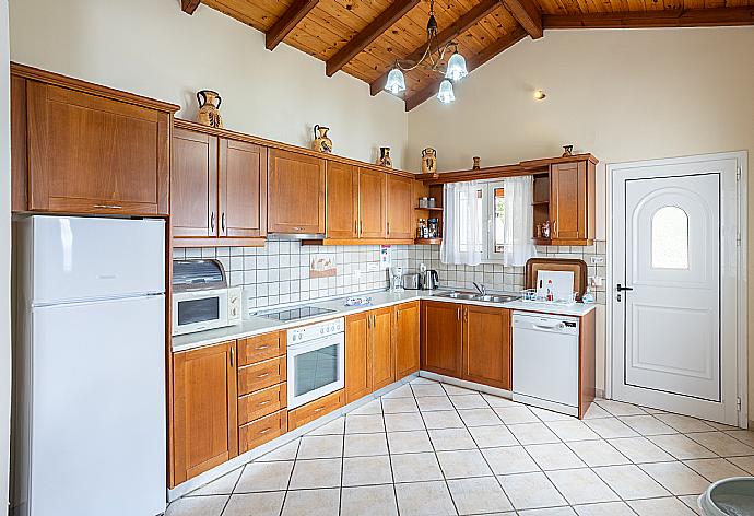 Equipped kitchen . - Villa Kerkyroula . (Galerie de photos) }}