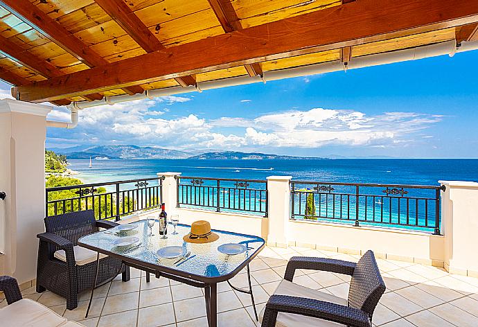 Upper sheltered terrace area with panoramic sea views . - Villa Kerkyroula . (Galleria fotografica) }}