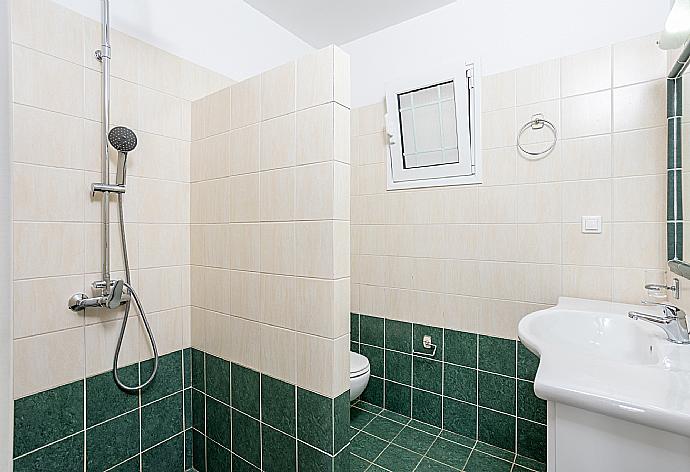 En suite bathroom with shower . - Villa Kerkyroula . (Galería de imágenes) }}