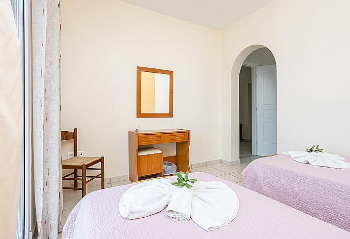 Twin bedroom with en suite bathroom, A/C, terrace access, and sea views . - Villa Kerkyroula . (Galería de imágenes) }}